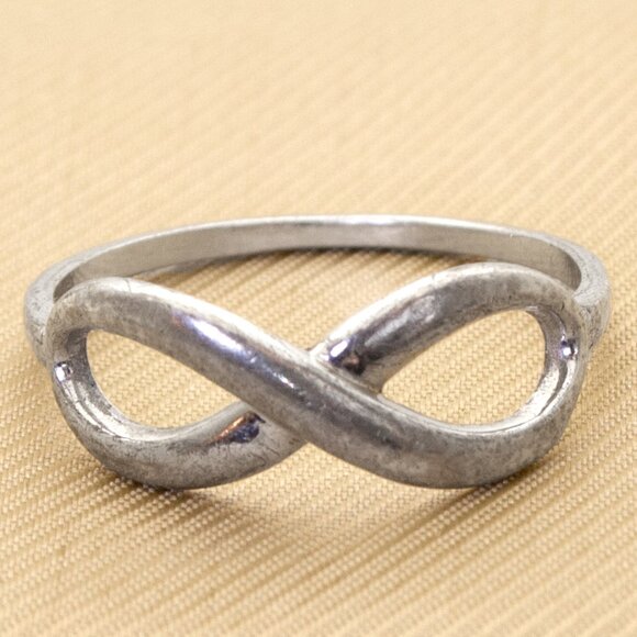 Forever Linked: Dainty Vintage Sterling Silver Infinity Symbol Ring Stamped 925 - Picture 3 of 9